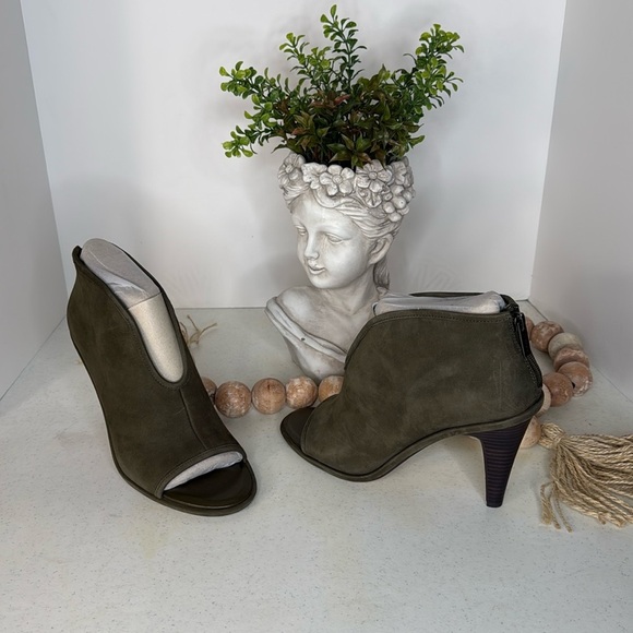 Vince Camuto Finaleigh Nubuck Leather Heeled Bootie’s Size 10 Forest Green - Picture 2 of 10